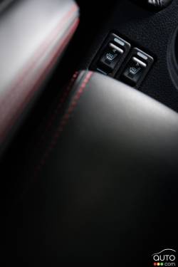 Bouton du réglage des sièges chauffant avant  de la Subaru WRX Sport-Tech 2016