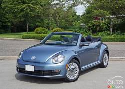 Vue 3/4 avant de la Volkswagen Beetle Convertible Denim 2016