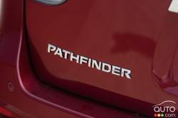 Écusson du modèle de la Nissan Pathfinder Platinum AWD 2015