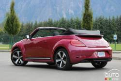 Vue 3/4 arrière du Volkswagen Pink Beetle 2017