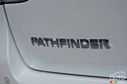 Écusson du modèle du Nissan Pathfinder Platinum 2016