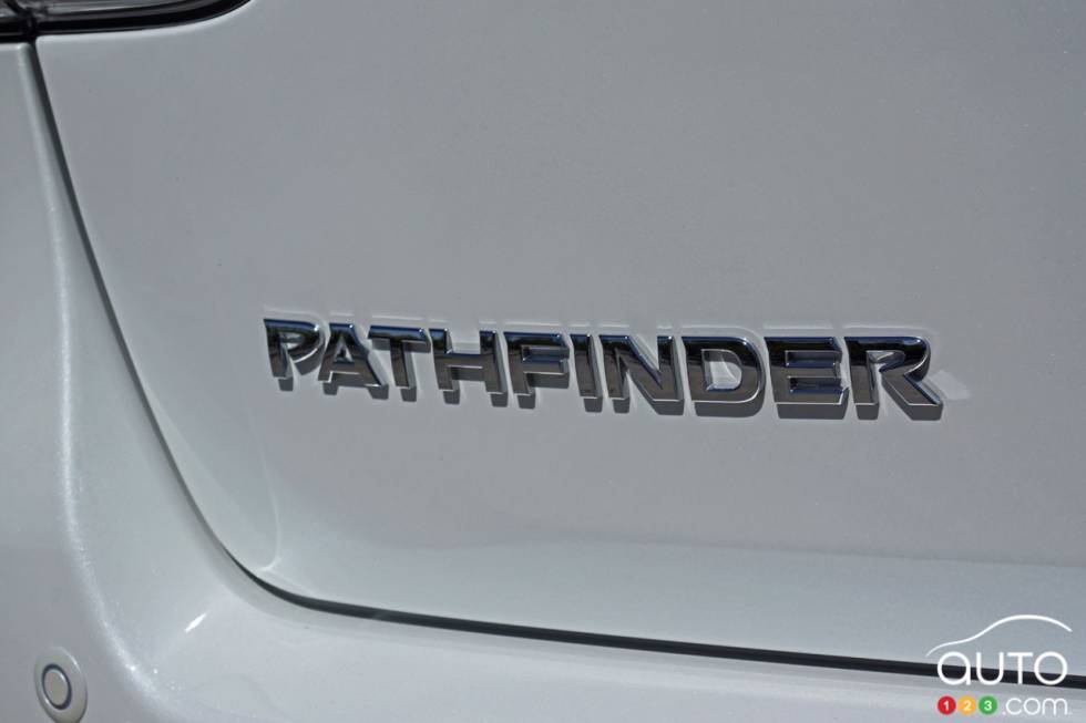 Écusson du modèle du Nissan Pathfinder Platinum 2016