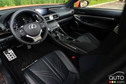 Habitacle du conducteur de la Lexus RC F 2015