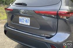 We drive the 2021 Toyota Highlander LE AWD