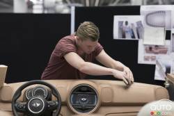 Designer qui travaille l'argile pour sculpter l'intérieur de la MINI Cooper S Countryman 2017