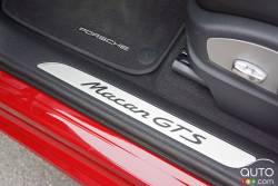 Garnissage des seuils de la Porsche Macan GTS 2017