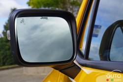2016 Jeep Renegade Trailhawk blind spot monitoring