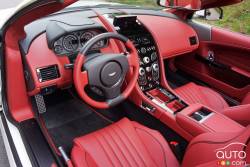 Habitacle du conducteur de l'Aston Martin DB9 GT Volante 2016