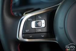 Commande pour le régulateur de vitesse sur le volant de la Volkswagen Golf GTI 2016
