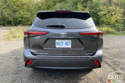 We drive the 2021 Toyota Highlander LE AWD