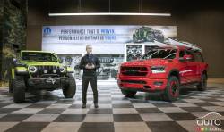 Pietro Gorlier, responsable des pièces et du service (Mopar), présente des versions personnalisées du tout nouveau Jeep Wranger et du Ram 1500 au Salon de l'auto de Chicago 2018.