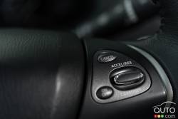 Commande pour le régulateur de vitesse sur le volant de la Nissan Pathfinder Platinum AWD 2015