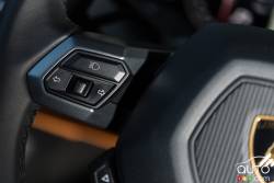 Button de clignotant monté au volant de la Lamborghini Huracan 2015