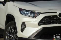 Front headlight of the 2019 Toyota RAV4 Limited AWD