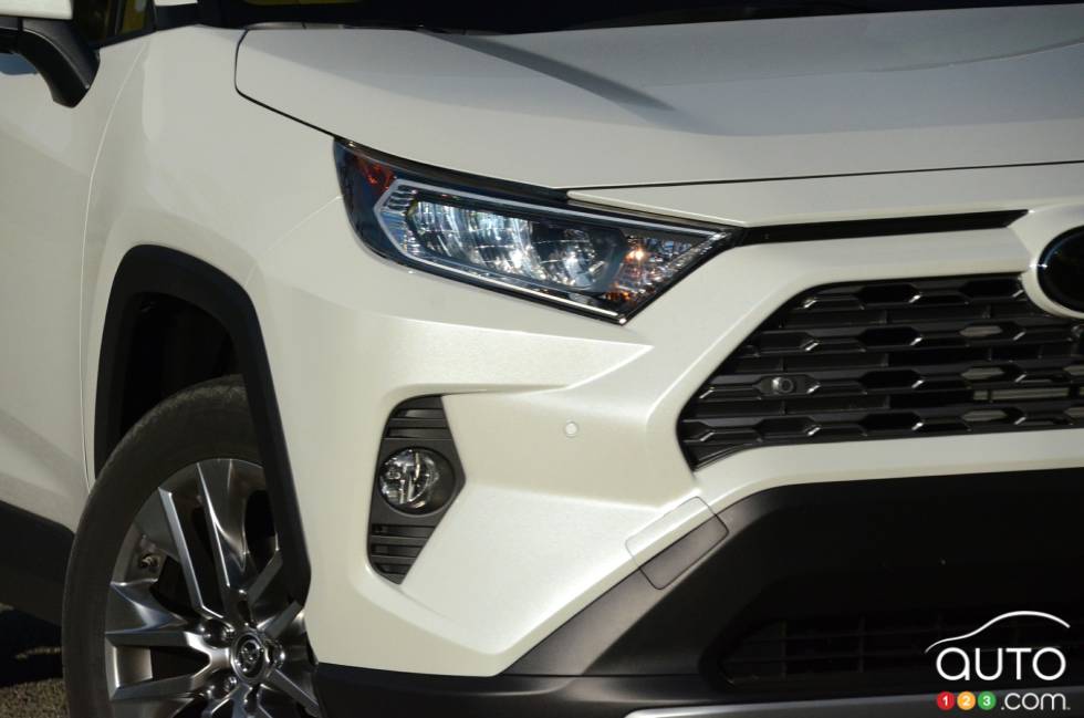 Front headlight of the 2019 Toyota RAV4 Limited AWD