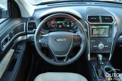 Habitacle du conducteur du Ford Explorer Platinum 2016