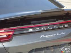 Écusson du modèle de la Porsche Panamera Turbo 2017