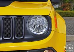 2016 Jeep Renegade Trailhawk headlight