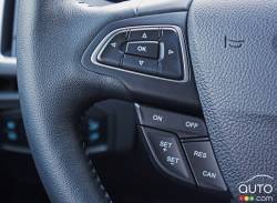 Commande pour le régulateur de vitesse sur le volant de la Ford Focus Titanium 2016