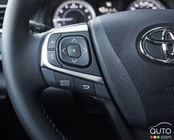 2016 Toyota Camry XLE steering wheel mounted audio controls