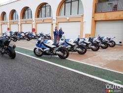 Flotte de motos disponible pour les journalistes à la piste