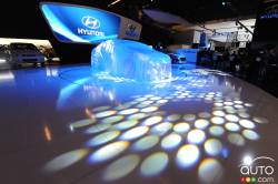 la Hyundai Elantra 2014 sous une couverture avant son dévoilement aux médias