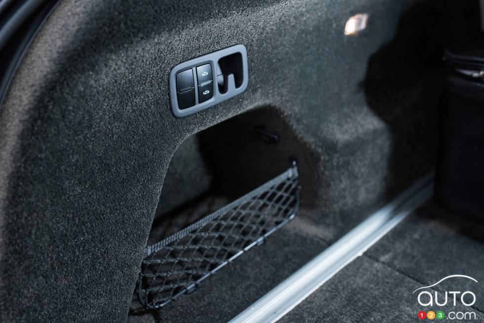 2017 Bentley Bentayga trunk details