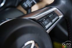 Commande pour le régulateur de vitesse sur le volant de la Mazda MX-5 2016