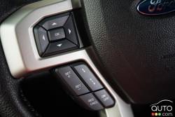 Commande pour le régulateur de vitesse sur le volant du Ford F-150 Lariat FX4 4x4 2016