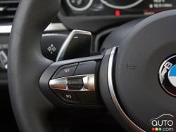 Commande pour le régulateur de vitesse sur le volant de la BMW 340i xDrive 2016