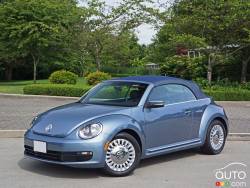 Vue 3/4 avant de la Volkswagen Beetle Convertible Denim 2016