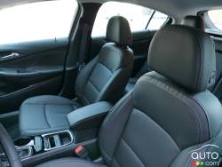 2017 Chevrolet Cruze Hatchback front seats