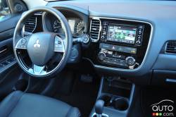 Habitacle du conducteur du Mitsubishi Outlander ES AWD 2016