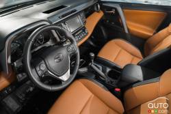 Habitacle du conducteur du Toyota Rav4 AWD Limited 2016
