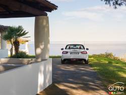 Vue arrière de la Fiat 124 Spyder 2017