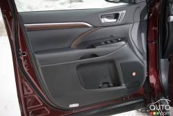 2016 Toyota Highlander Hybrid door panel