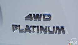 Écusson de la version du Nissan Pathfinder Platinum 2016