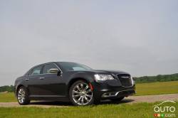 2016 Chrysler 300 C front 3/4 view