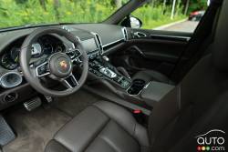 Habitacle du conducteur de la Porsche Cayenne S E-Hybride 2015