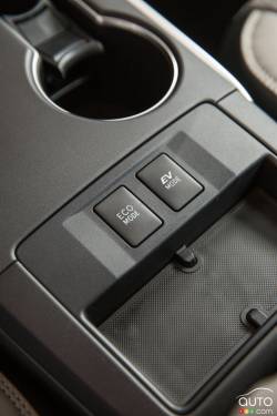 Boutton de contrôle des modes de conduite de la Toyota Camry Hybride 2016