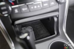 Détail intérieur de la Toyota Camry Hybride 2016