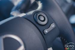 Commande pour le régulateur de vitesse sur le volant de la Lexus IS300 AWD 2016