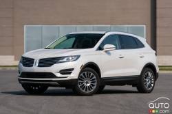 2016 Lincoln MKC Ecoboost AWD front 3/4 view