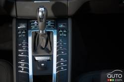 2017 Porsche Macan center console
