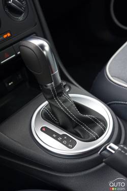 2016 Volkswagen Beetle Convertible Denim shift knob