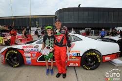 Scott Steckly, Canadian Tire Dodge aver un jeune fan lors de la séance d'autographe