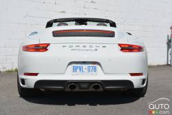 Vue arrière de la Porsche 911 Carrera S cabriolet 2017