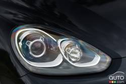 2015 Porsche Cayenne S E-Hybrid headlight
