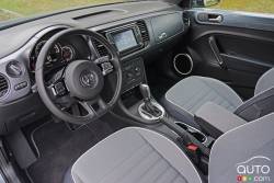 Habitacle du conducteur de la Volkswagen Beetle Convertible Denim 2016