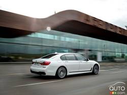 Vue 3/4 arrière de la BMW Série 7 2016